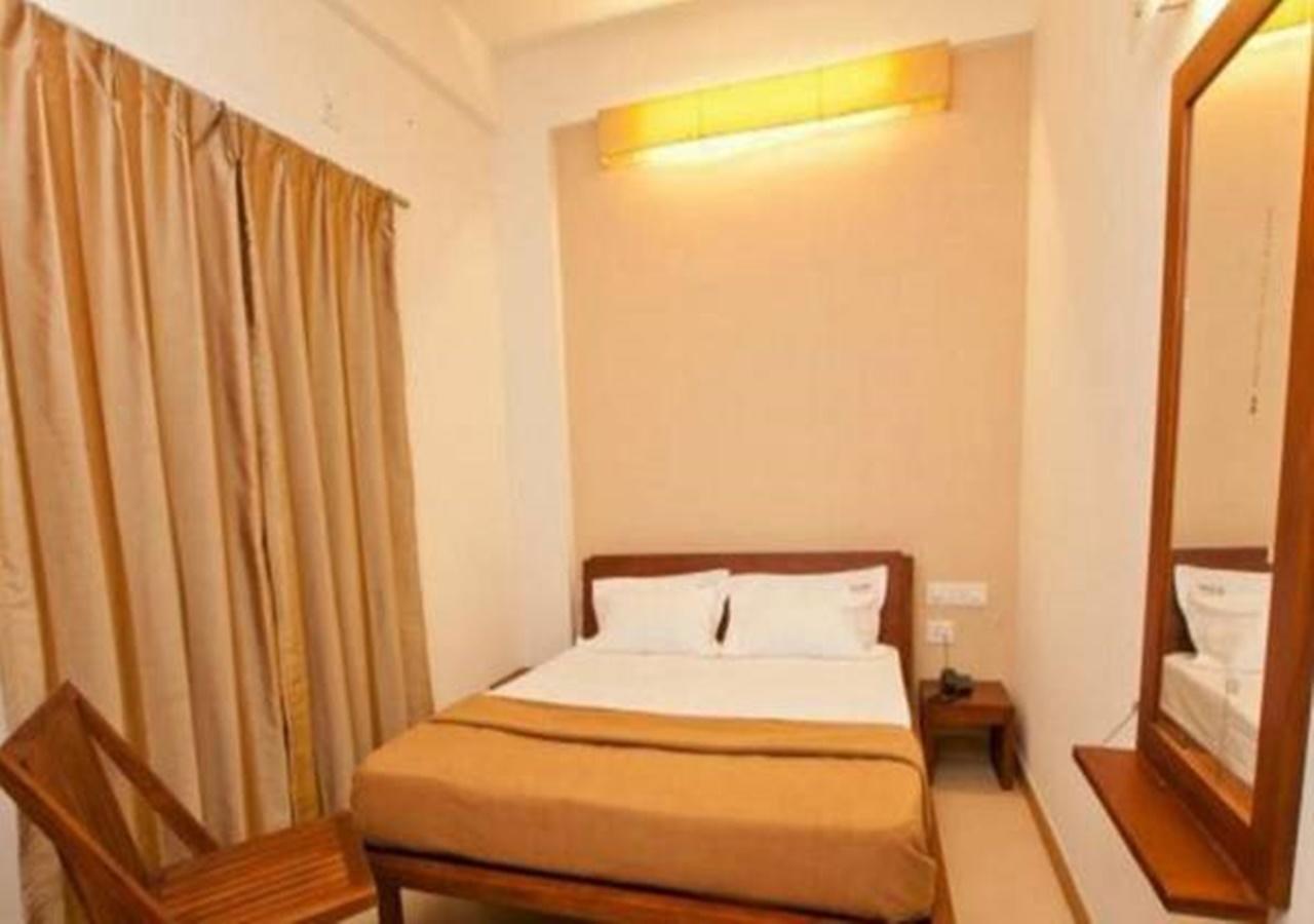 Hotel Holiday Home Бангалор Екстериор снимка