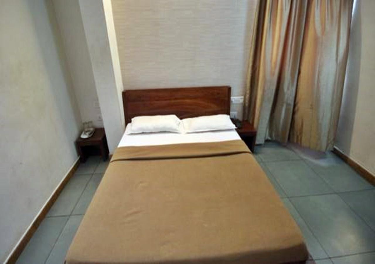 Hotel Holiday Home Бангалор Екстериор снимка
