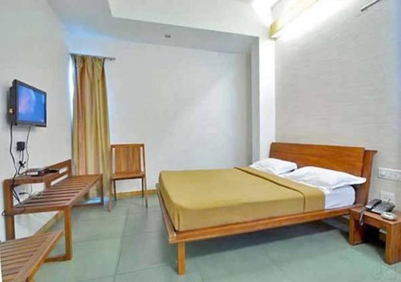 Hotel Holiday Home Бангалор Екстериор снимка
